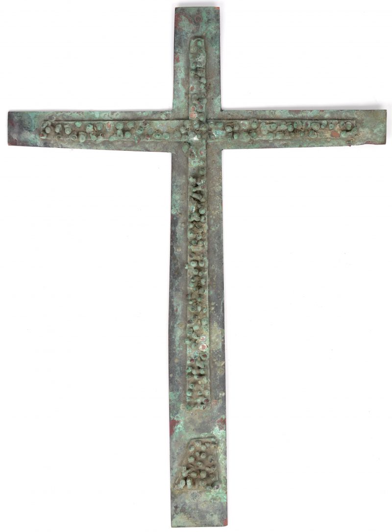 Een kunstwerk in de vorm van een kruis van smeedijzer en brons. Gesigneerd achteraan.