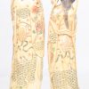 “Man en vrouw met bloemen”. Een paar beeldjes van gesculpteerd en deels gepolychromeerd ivoor op houten voetstukjes.