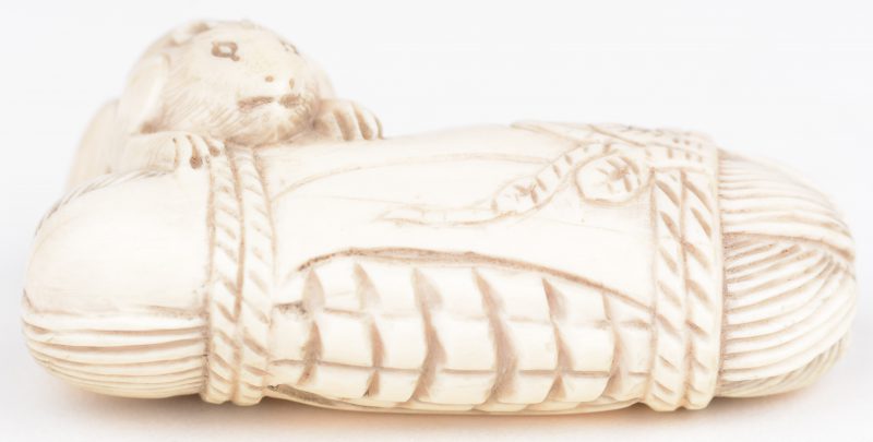 “Rat op maïskolf”. Netsuké van gebeeldhouwd ivoor. Japan, eerste kwart XXste eeuw. Onderaan gemerkt.