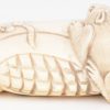 “Rat op maïskolf”. Netsuké van gebeeldhouwd ivoor. Japan, eerste kwart XXste eeuw. Onderaan gemerkt.