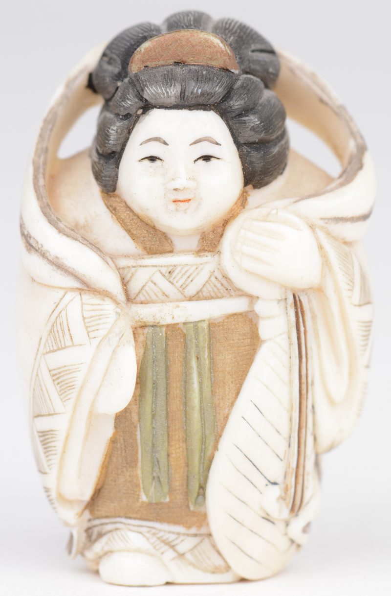 “Geisha”. Netsuké van gebeeldhouwd ivoor. Japan, eerste kwart XXste eeuw. Onderaan gemerkt.