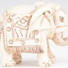 “Opgetuigde olifant”. Netsuké van gebeeldhouwd ivoor. Japan, eerste kwart XXste eeuw. Onderaan gemerkt.