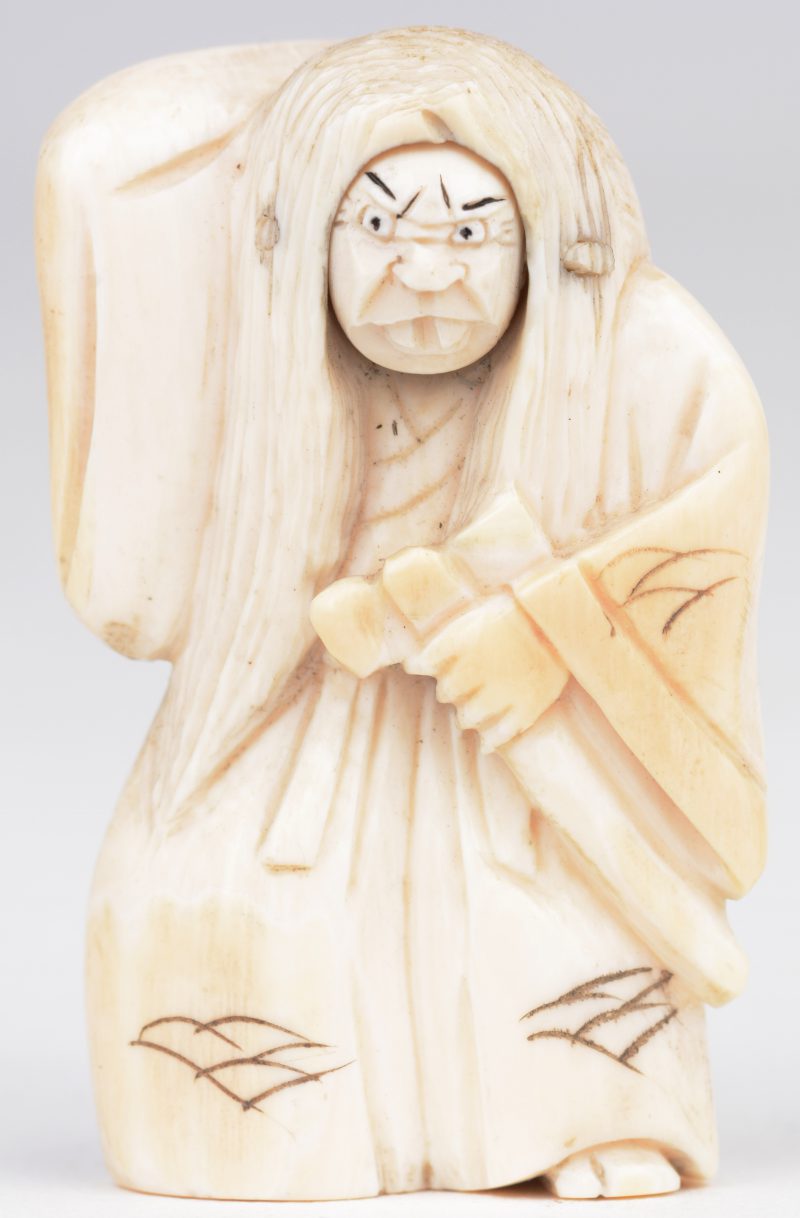 “No-speler met draaiend hoofdje”. Netsuké van gebeeldhouwd ivoor. Japan, eerste kwart XXste eeuw. Onderaan gemerkt.
