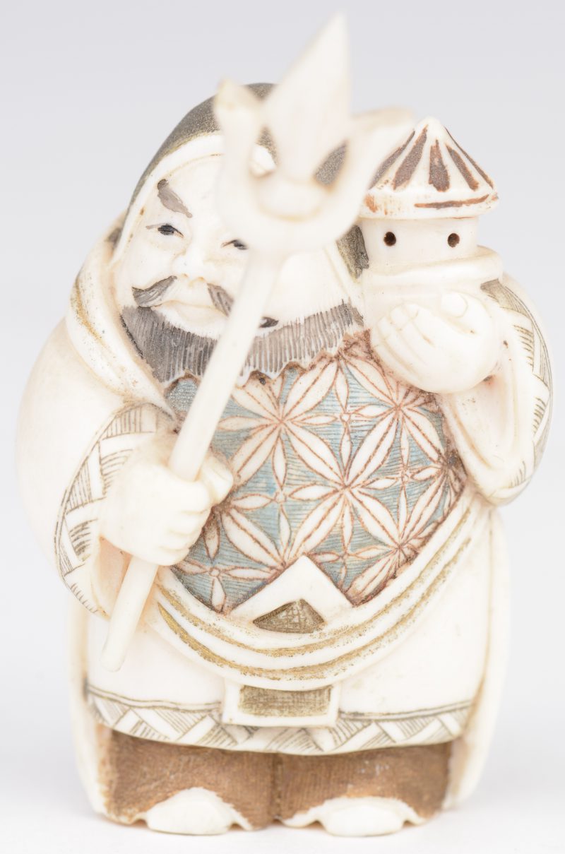 “Bishamon, god van krijgers en oorlog. Bestraffer van misdadigers”. Netsuké van gebeeldhouwd ivoor. Japan, eerste kwart XXste eeuw. Onderaan gemerkt.
