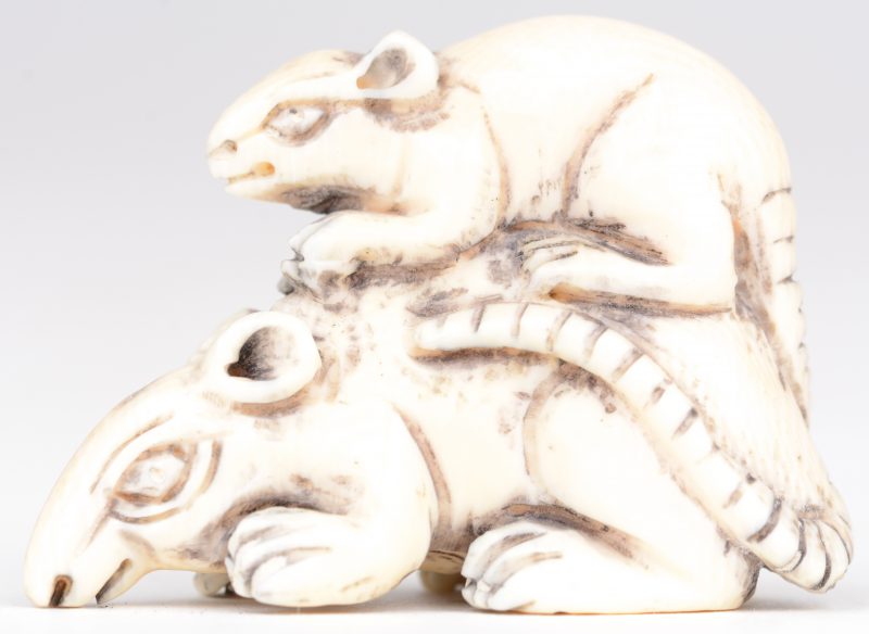 “Rat en haar jong”. Netsuké van gebeeldhouwd ivoor. Japan, eerste kwart XXste eeuw. Onderaan gemerkt.