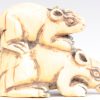 “Rat en haar jong”. Netsuké van gebeeldhouwd ivoor. Japan, eerste kwart XXste eeuw. Onderaan gemerkt.