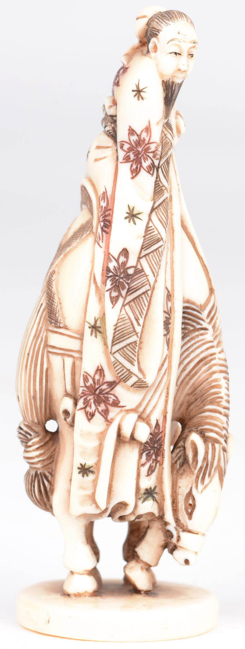 “Ruiter te paard”. Netsuké van gebeeldhouwd ivoor. Japan, eerste kwart XXste eeuw. Onderaan gemerkt.
