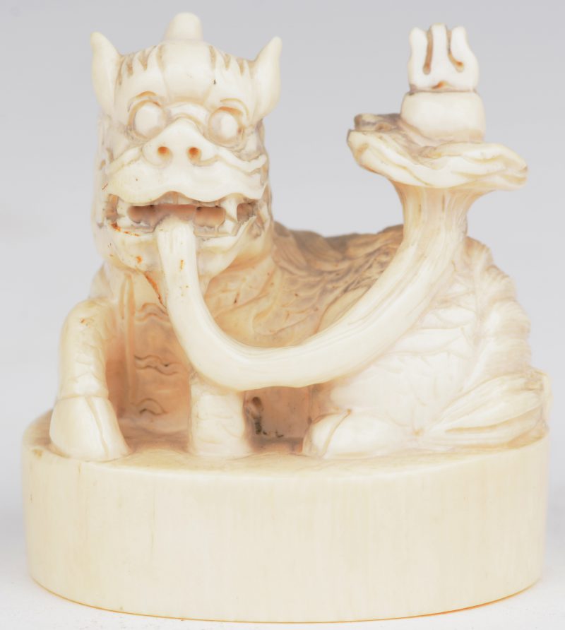 Stempel in de vorm van een draak van gebeeldhouwd ivoor. Japan, eerste kwart XXste eeuw. Onderaan gemerkt.