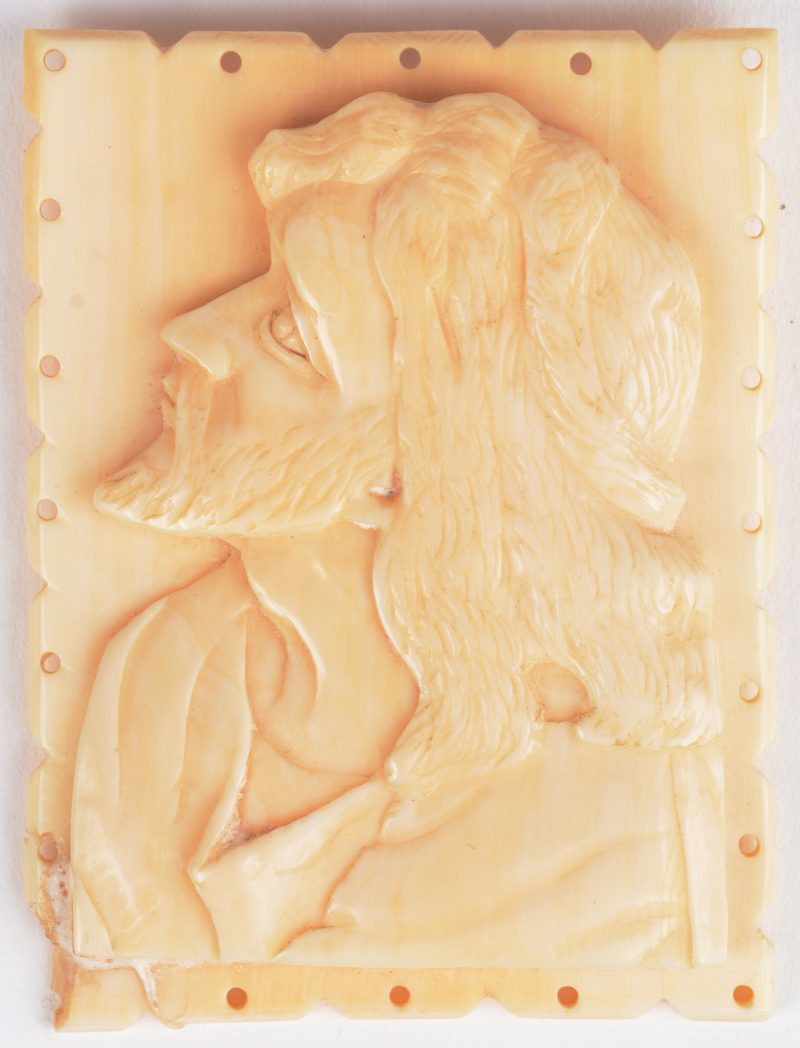 “Christus”. Europese plaquette van gebeeldhouwd ivoor. Mogelijk Dieppe, omstreeks 1900. Klein letsel onderaan.