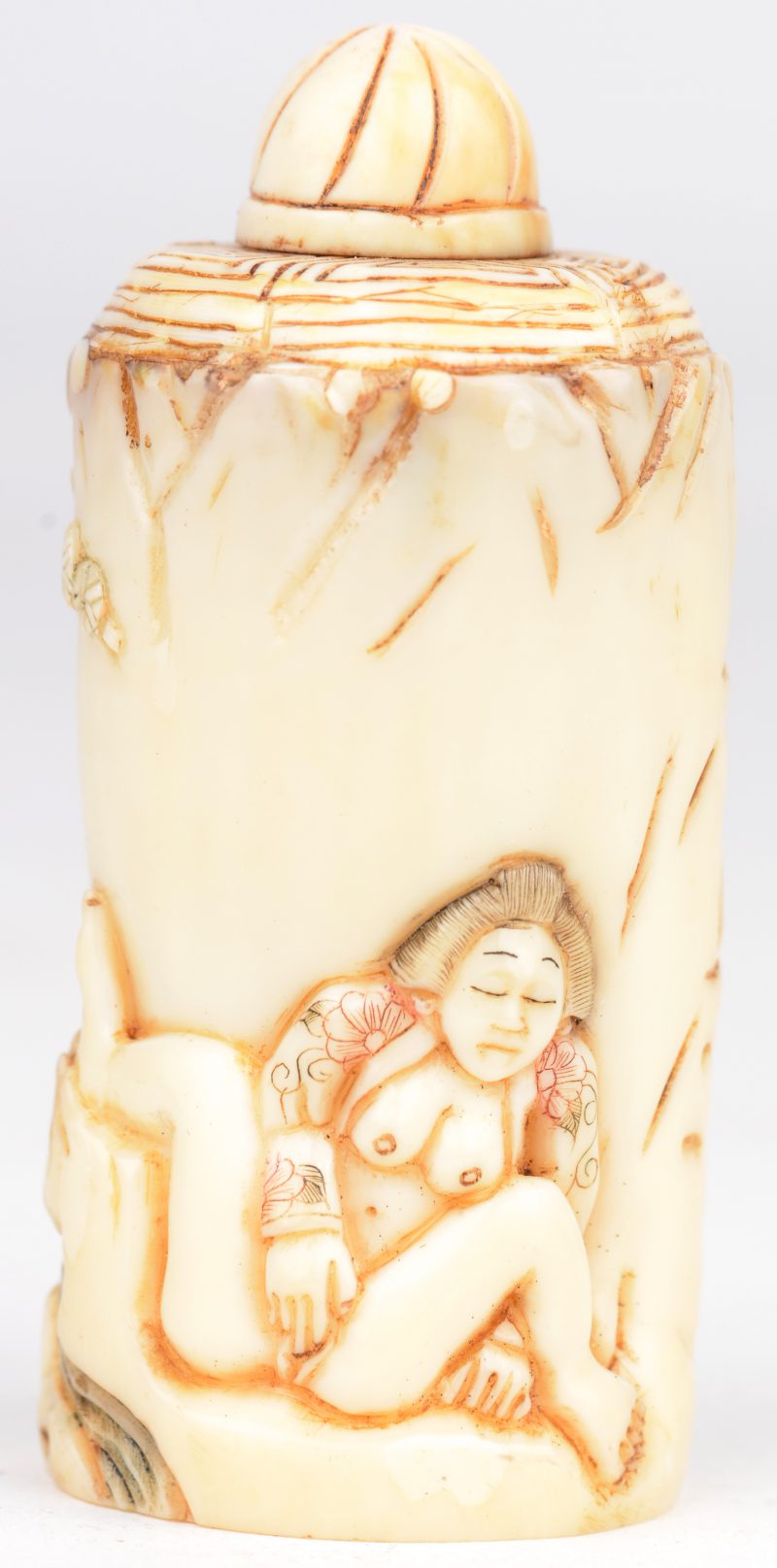 Snuffbottle van gebeeldhouwd ivoor. Erotische voorstelling in reliëf van een vrouw die zichzelf pleziert in een tuin. Japans werk, eerste kwart XXste eeuw. Onderaan gemerkt.
