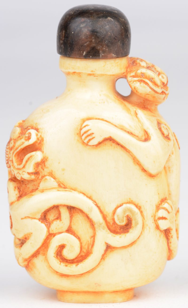 Snuffbottle van gebeeldhouwd ivoor. Versierd met twee draken in reliëf. Japans werk, eerste kwart XXste eeuw. Onderaan gemerkt.