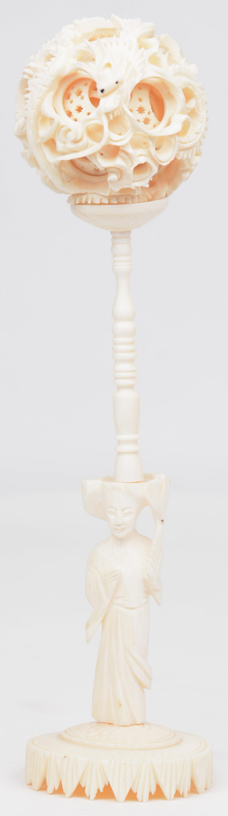 Een concentrische bal en zijn staander van gesculpteerd ivoor met een decor van draken.