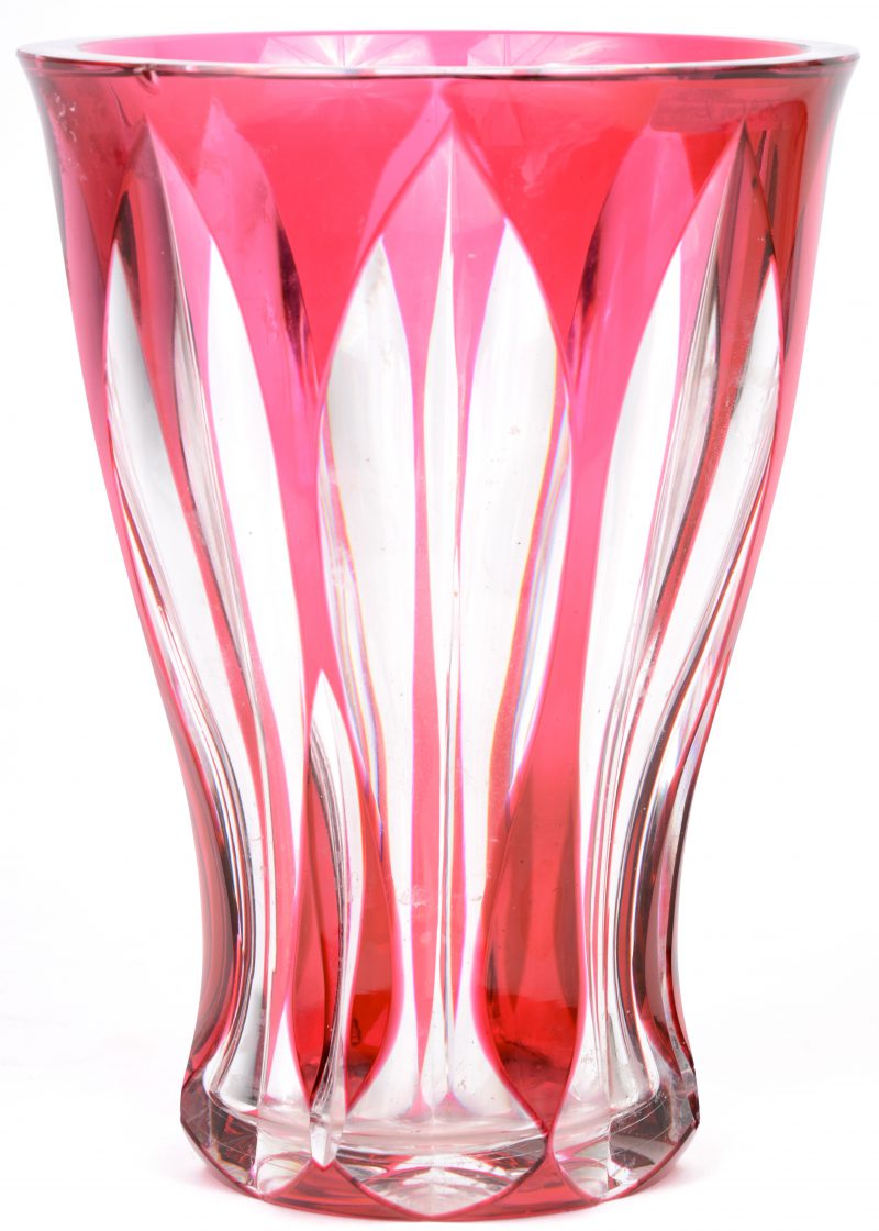 Een vaas van geslepen kleurloos en rood kristal. Gemerkt onderaan. Kleine schilfer aan de basis.