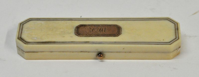 Langwerpig doosje van been ingelegd met gouden initialen. Duitsland, eerste helft XIXde eeuw.