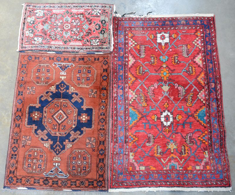 Drie verschillende handgeknoopte Oosterse wollen karpetjes. Slijtage.