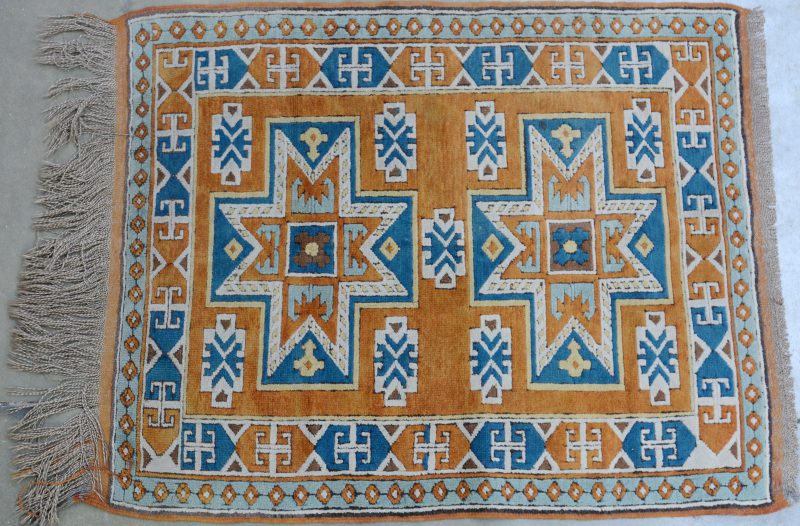 Een Turks wollen tapijt met geometrisch motief. Handgeknoopt.