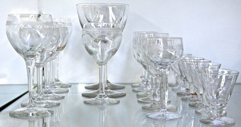 Een gedeeltelijk glasservies, bestaande uit wijnglazen, aperitiefglazen en borrelglaasjes in verschillende modellen. 21 stuks.