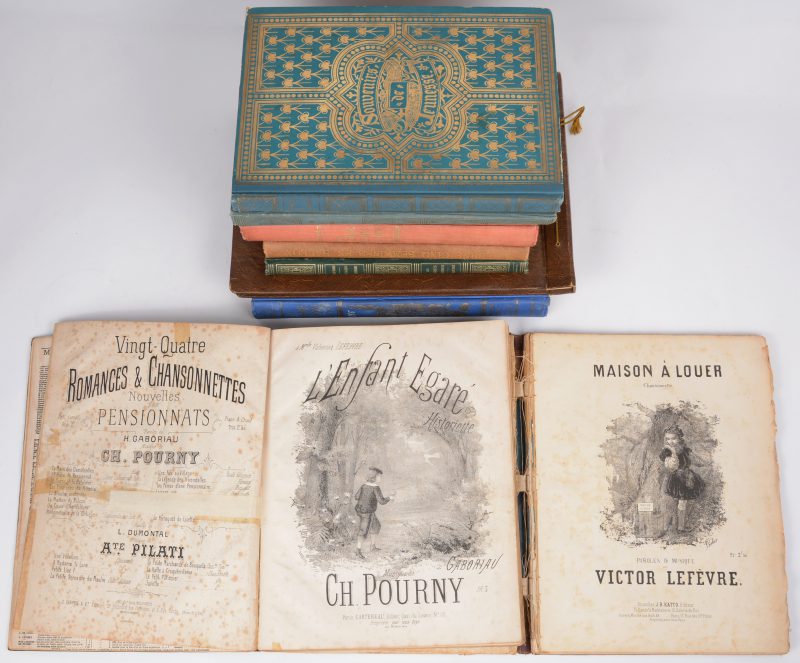 Een lot franstalige boeken, waarbij Jules Verne, gebundelde tijdschriften en muziek. Negen stuks.