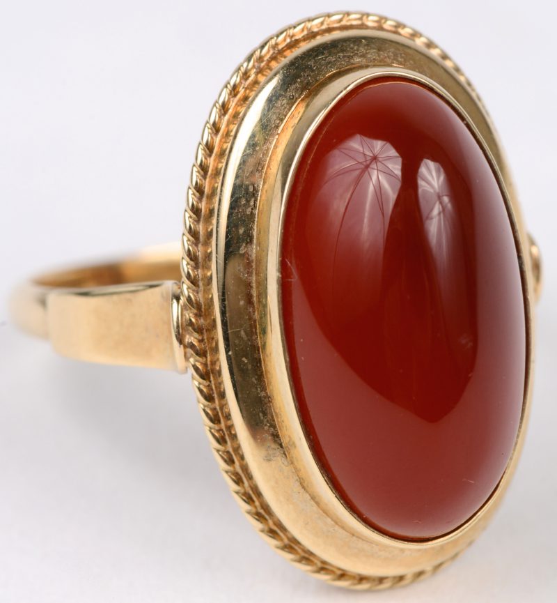 “Een 14 karaats geel gouden ring bezet met een ovale kwarts.