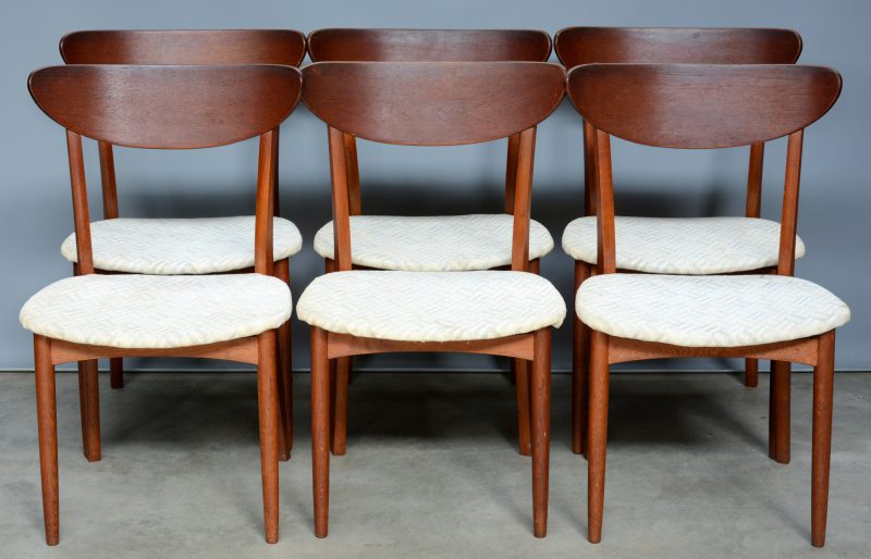 Zes vintage stoelen van teak. Jaren ‘50.