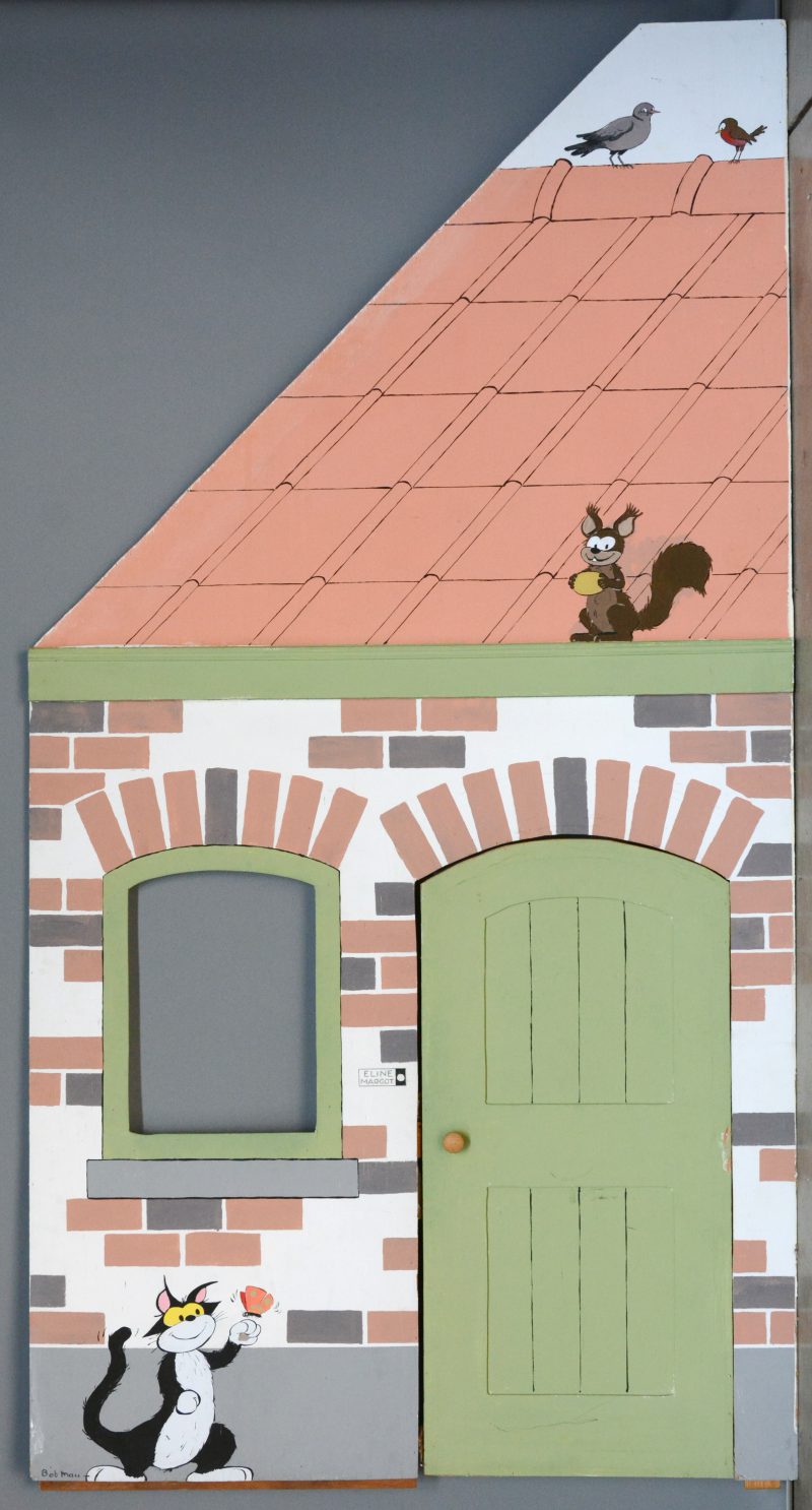 Een houten front van een speelhuisje met een deurtje en een raam, beschilderd door Bob Mau (o.m. van de reeks Kari Lente). Gesigneerd links onder.