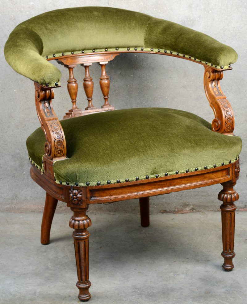 Een notenhouten bureaustoel met drie balustervormige spijlen in de rug en bekleed met groen fluweel.