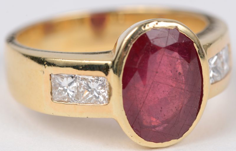 Een 18 karaats geel gouden ring bezet met diamanten princess cut met een gezamenlijk gewicht van ± 0,40 ct. en een centrale robijn van ± 3 ct.
