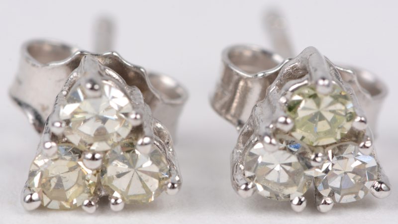 Een paar 18 karaats wit gouden oorbellen bezet met diamanten oude slijp met een gezamenlijk gewicht van ± 0,60 ct.