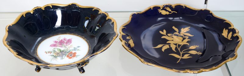 Een kom en een schotel van kobaltblauw porselein, versierd met een bloemendecor. Beide onderaan gemerkt.