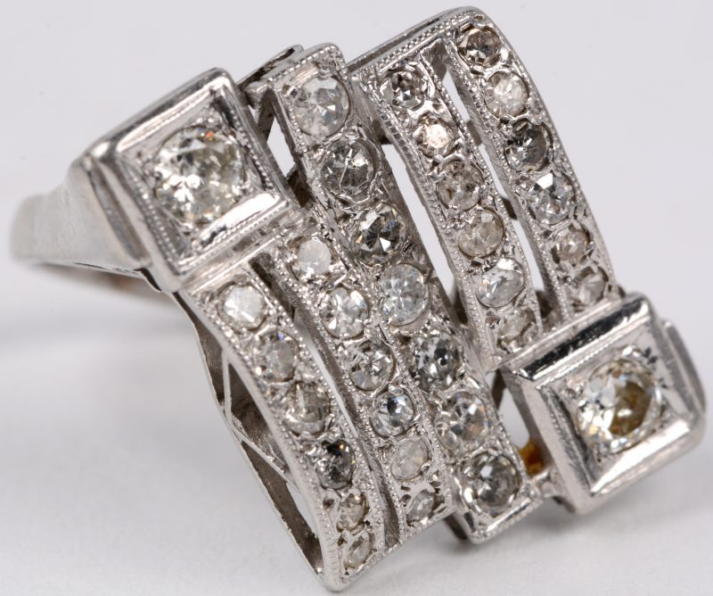 Een wit gouden art deco platina ring bezet met diamanten met een gezamenlijk gewicht van ± 0,60 ct.