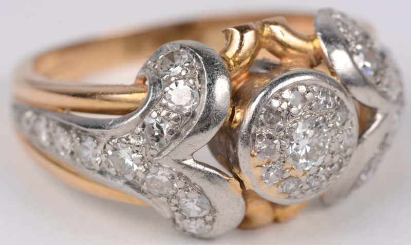 Een 18 karaats wit en geel gouden belle époque ring bezet met diamanten met een gezamenlijk gewicht van ± 0,40 ct.