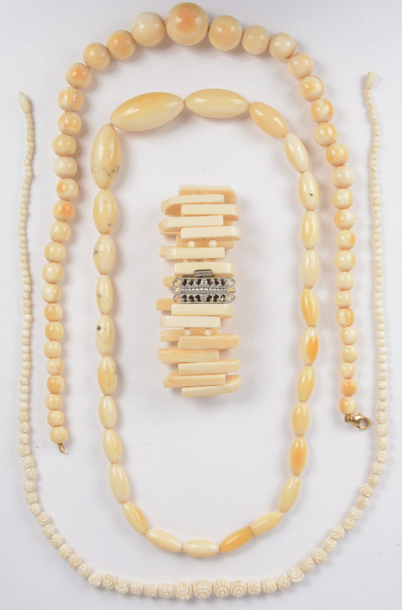 Drie halssnoeren en een armband van bewerkt ivoor. Afrikaans en oosters werk, eerste helft XXste eeuw.