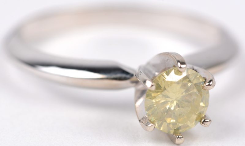 Een 14 karaats wit gouden ring bezet met een centrale fancy yellow diamant van ± 0,52 ct.