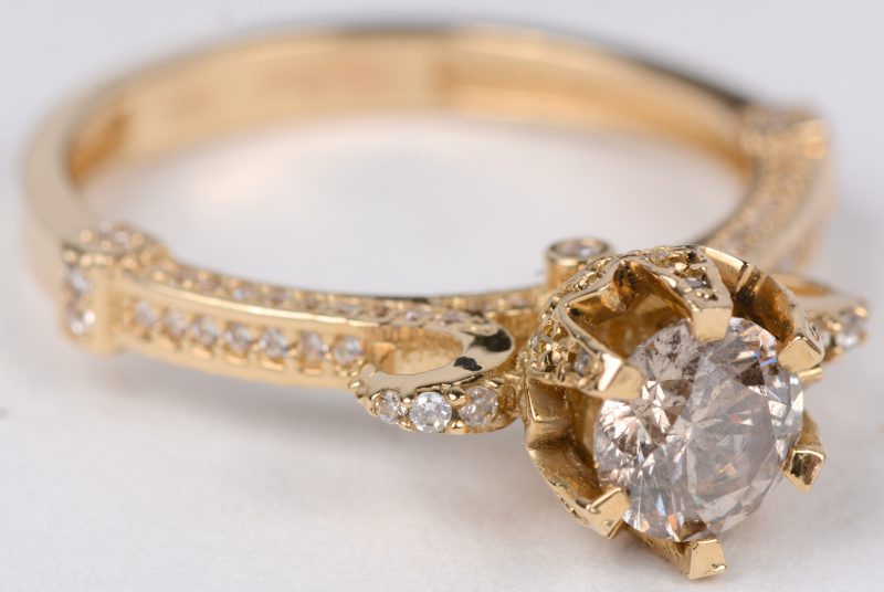 Een 14 karaats wit gouden ring bezet met een centrale diamant van ± 0,72 ct. SI3.