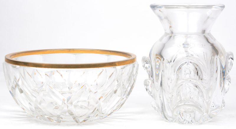 Een vaas van geblazen kleurloos kristal en een geslepen kleurloze coupe met vergulde rand. Beide gemerkt onderaan.