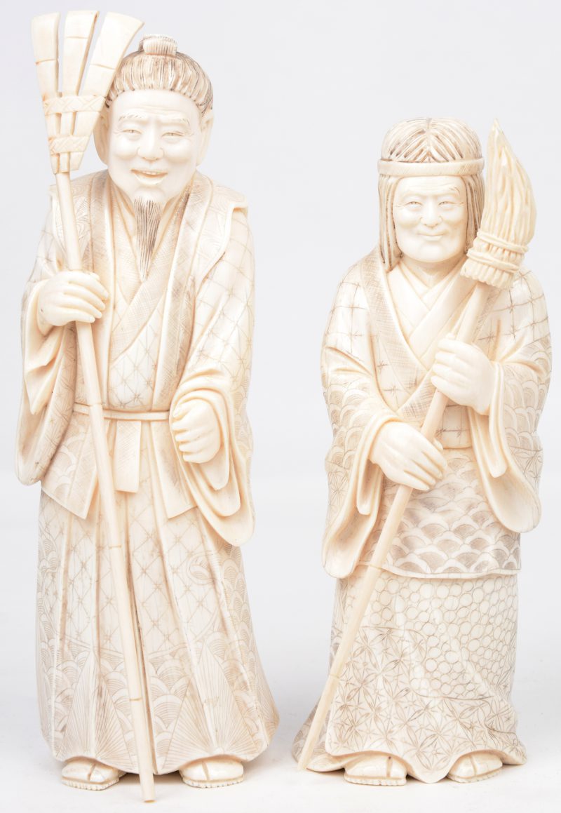 Twee figuren van fijn gesculpteerd Japans ivoor, onderaan gemerkt met zg. ‘red seal’.