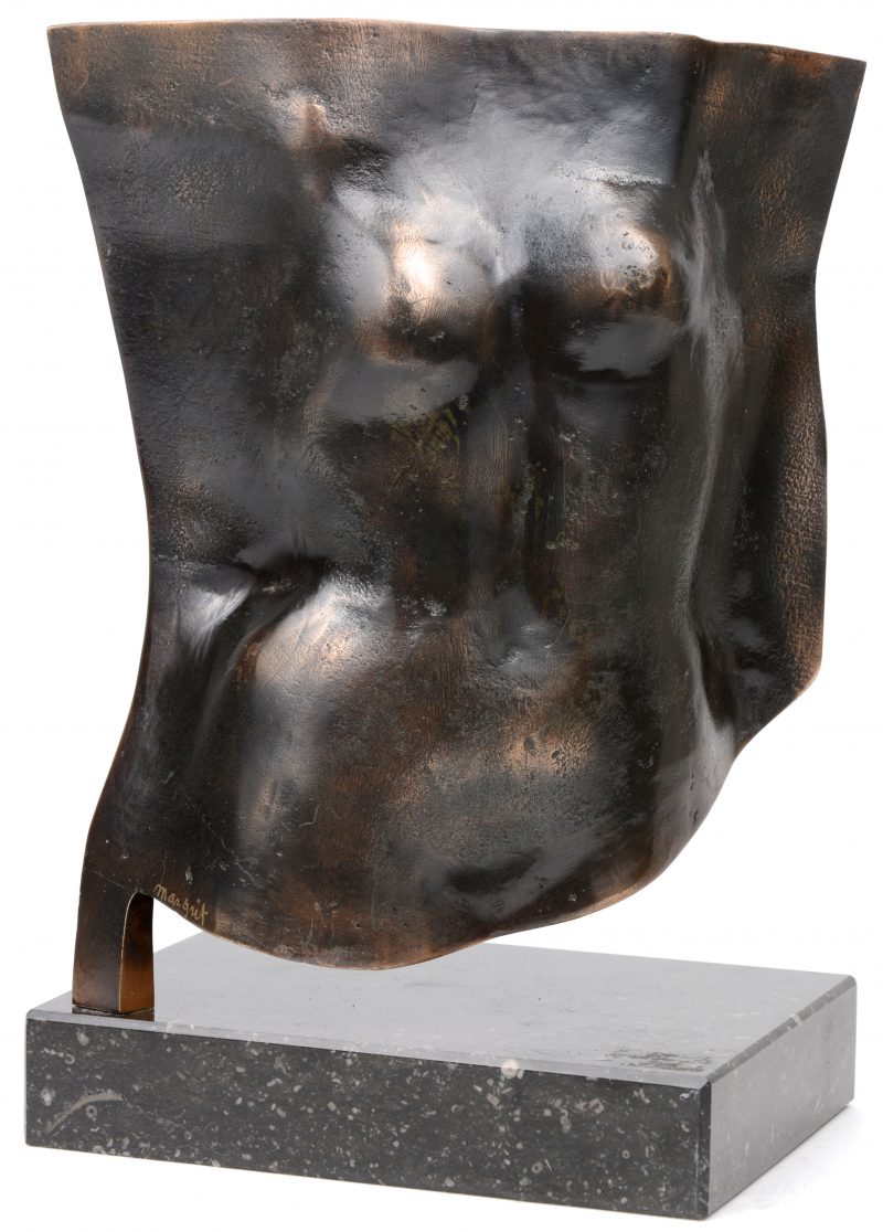 “Torso”. Een bronzen kunstwerk op arduinen sokkel. Gesigneerd.
