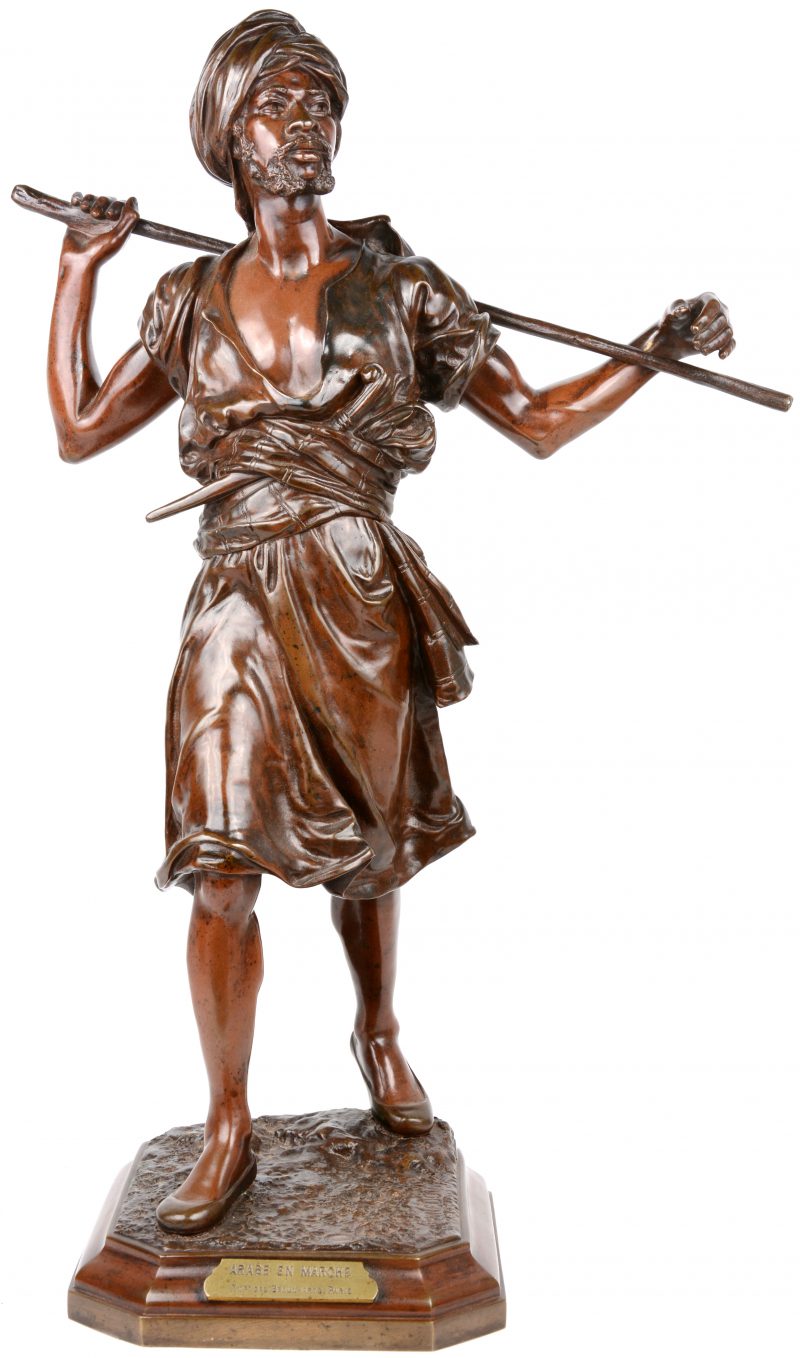 “Arabe en marche”. Een beeld van bruingepatineerd brons. Gesigneerd en met stempel “Medaille d’argent 1889 Exposition Universelle”.