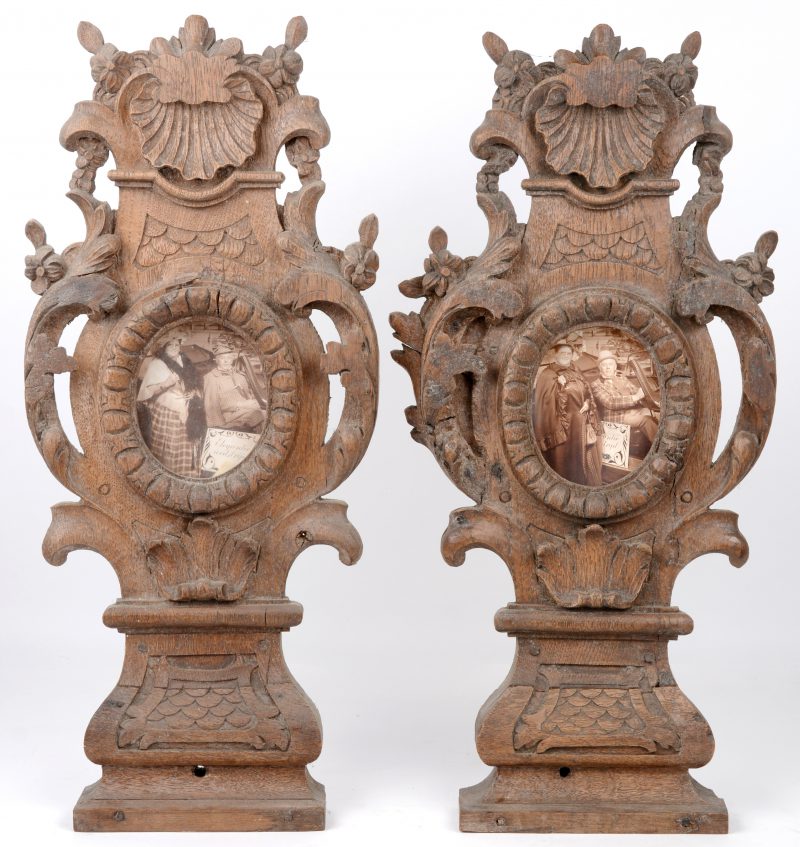 Een paar rijkelijk uitgewerkte kaders van gebeeldhouwd hout in barokke stijl.