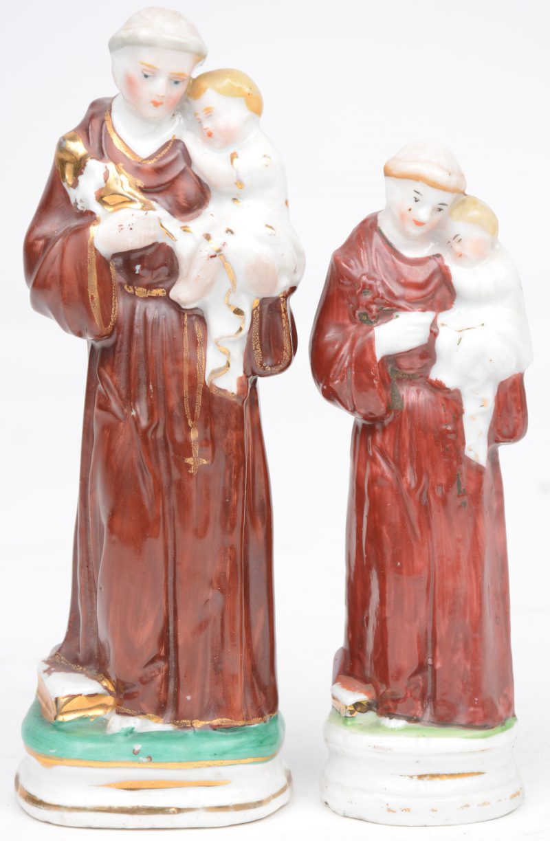 Twee voorstellingen van St. Antonius van meerkleurig en verguld Brussles porselein.