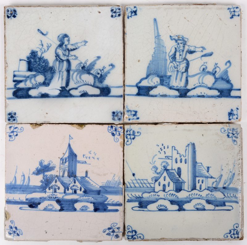 Vier tegels van Delfts aardewerk met blauw-witte decors.