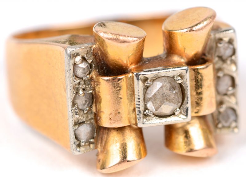 Een 18 karaats wit en geel gouden art deco ring bezet met diamanten oude slijp met een gezamenlijk gewicht van 0,20 ct.