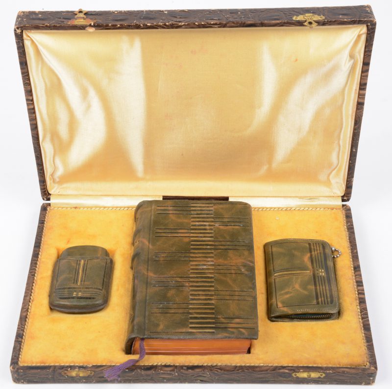 Een art deco misaalset van leder met geldbeugel, paternoster in originele doos.