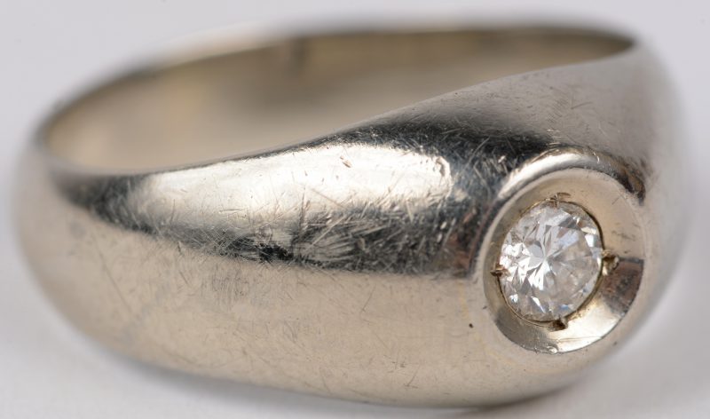 Een 18 karaats wit gouden ring bezet met briljant van ± 0,20 ct.