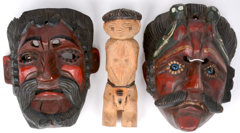Twee gepolychromeerd houten maskers. Vermoedelijk Mexicaans. We voegen er een houten beeldje aan toe.