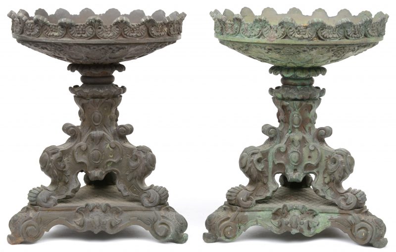 Een paar bronzen cassolettes in barokke stijl.
