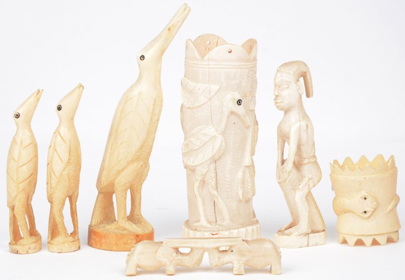 Een lot van zeven stuks gesculpteerd Afrikaans ivoor. Eerste helft XXe eeuw.