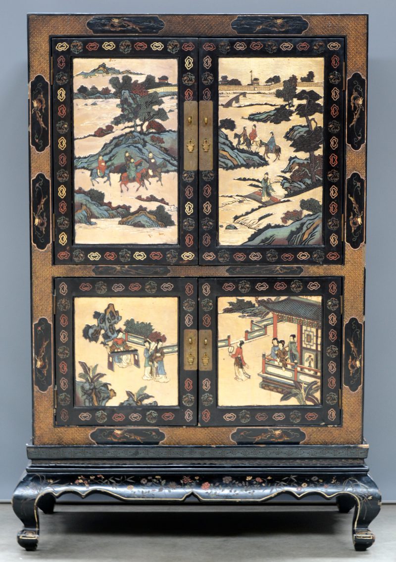 Een Chinese kast van gelakt hout met vier deuren en met los onderste deel. Versierd met een decor van vogels op bloeiende struiken.