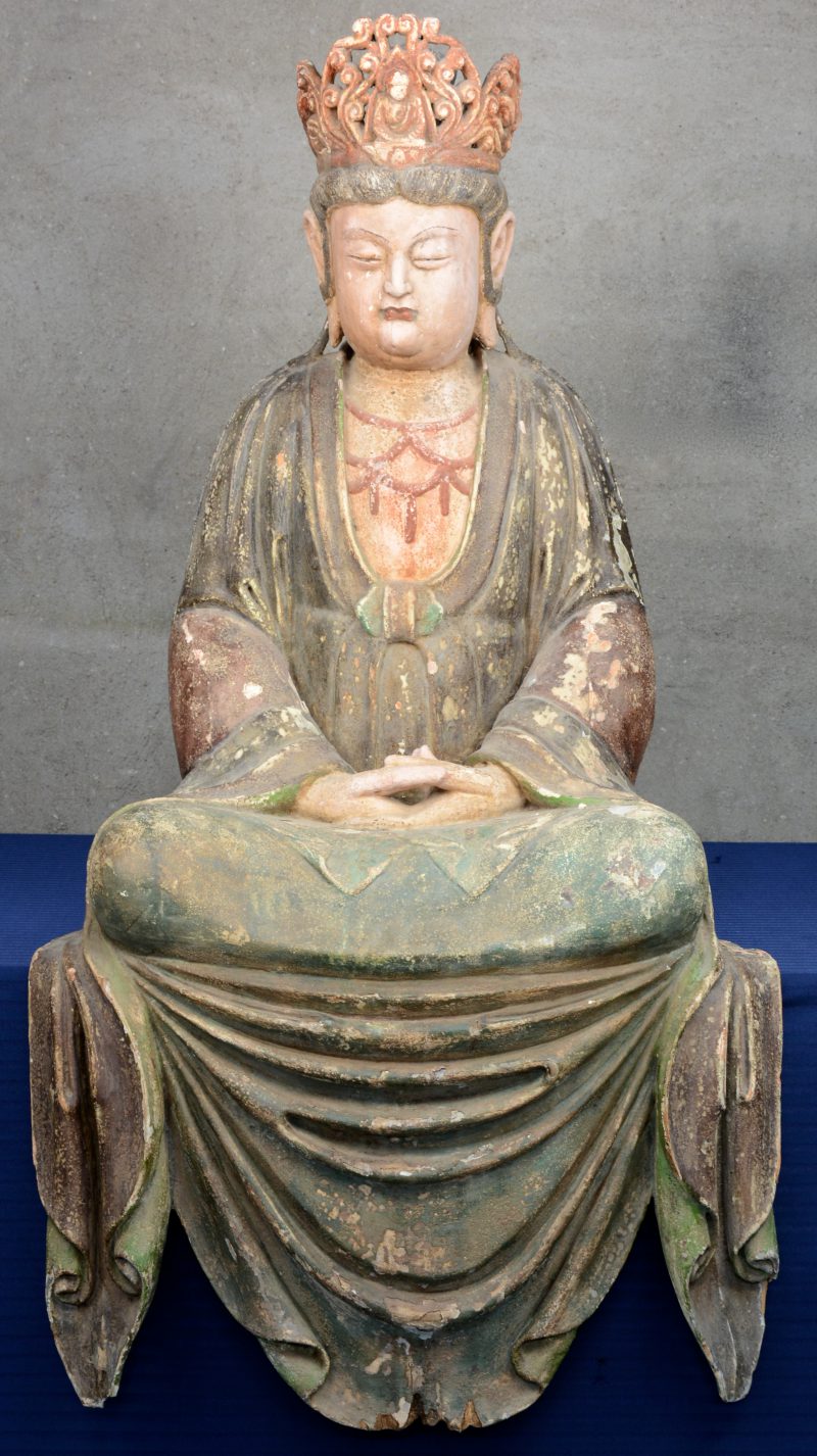 Een zittende mediterende Boeddha van gepolychromeerd hout.