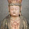 Een zittende mediterende Boeddha van gepolychromeerd hout.